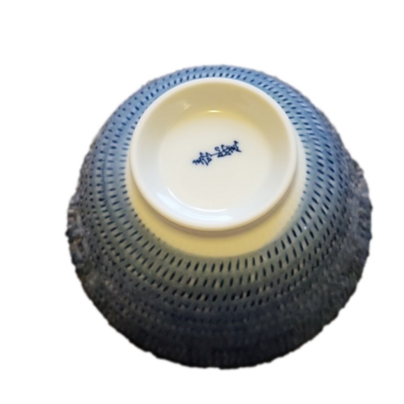 Japanese Rice bowl the color is blue with a bird on the bottom - Picture 3 of 6